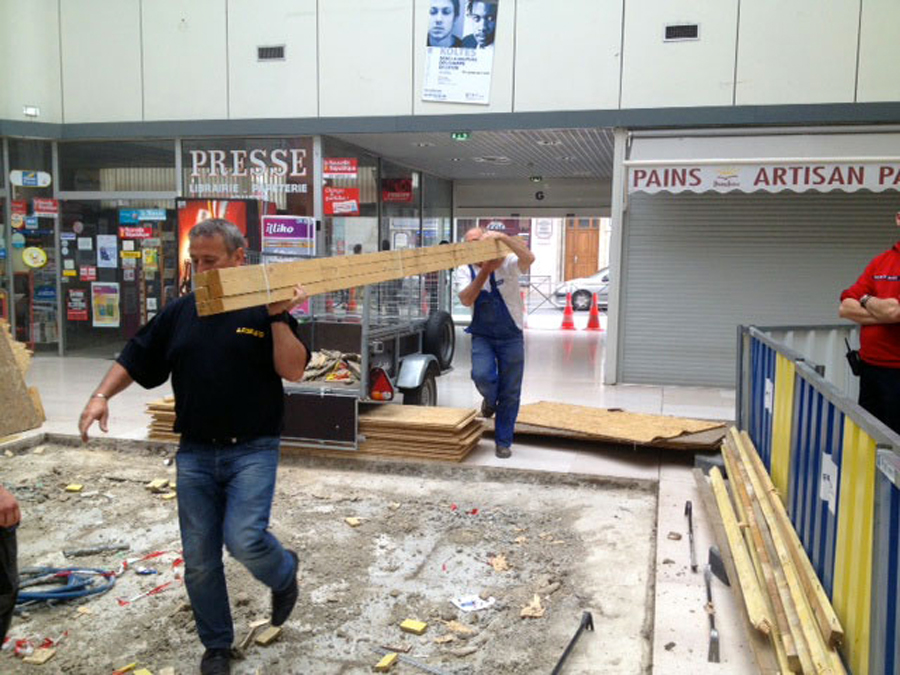 L'important chantier de la pose du parquet des Halles de Tours